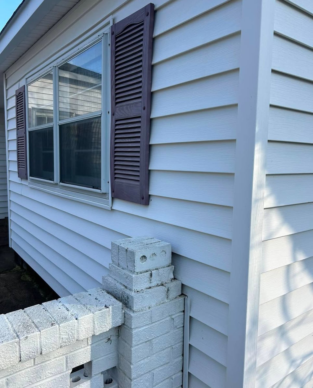 House washing — clean vinyl siding